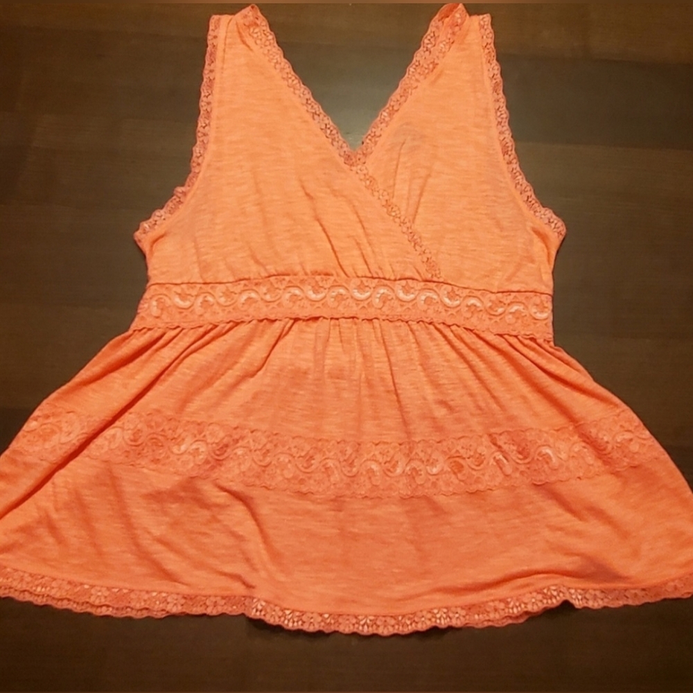 ⭐️🌞🌝⭐️ Torrid size 1 tank lace trimmed surplice tank top.